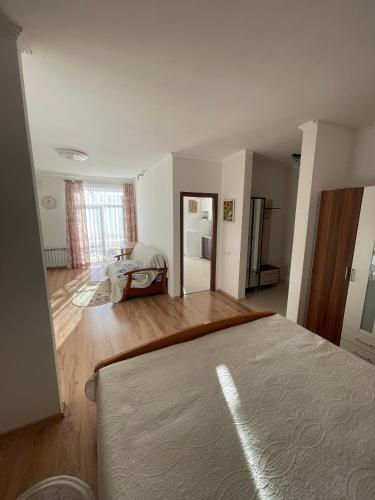 een lege kamer met een bed en een keuken bij Апартаменти з балконом студія без окремої спальні in Truskavets