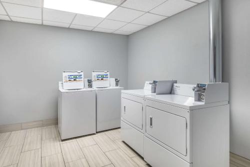 a laundry room with white washers and dryers at Comfort Inn & Suites Chattanooga-East Ridge in Chattanooga