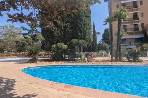 Pretty T5 with wifigarden and pool