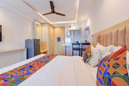 Ένα ή περισσότερα κρεβάτια σε δωμάτιο στο FabHotel Anukampa With Swimming Pool