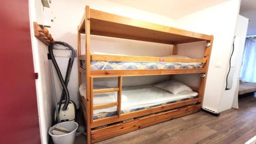 quelques lits superposés dans une chambre dans l'établissement Résidence Les Ecrins - ECRINS211 - APPARTEMENT 4 PERSONNES, SECTEUR 1700M AVEC BALCON MAE-7341, à Les Prés