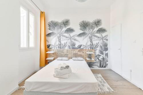 une chambre avec un lit avec un papier peint tropical dans l'établissement Élégant appartement - centre Prado Vélodrome, à Marseille