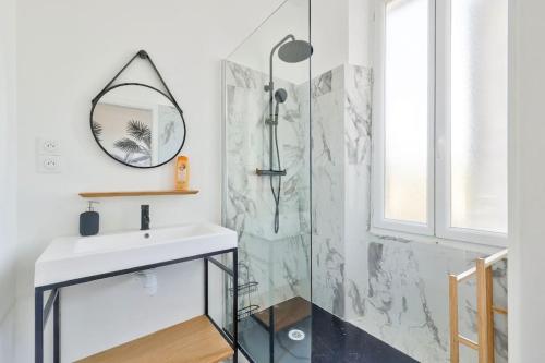 une salle de bain avec un lavabo et une douche dans l'établissement Élégant appartement - centre Prado Vélodrome, à Marseille
