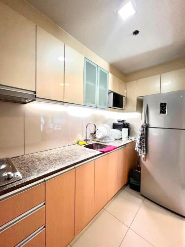 Una cocina o zona de cocina en Mactan Newtown Condo with Pool access