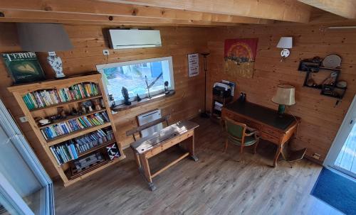 Perpustakaan di vila ini