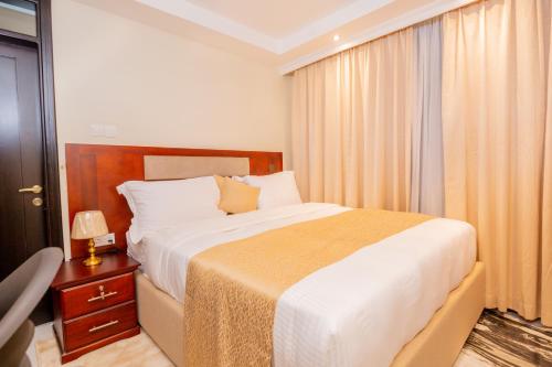 Кровать или кровати в номере The Grandville Manor Hotel