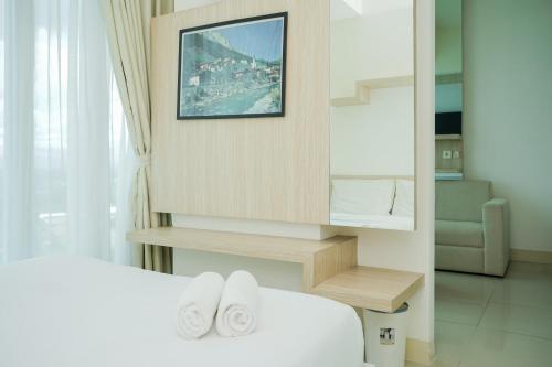 Ένα ή περισσότερα κρεβάτια σε δωμάτιο στο Comfy and Nice Studio at Tree Park City BSD Apartment By Travelio