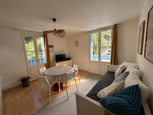 un salon avec un canapé et une table dans l'établissement Charmant T2bis, belle vue centre, à Cauterets