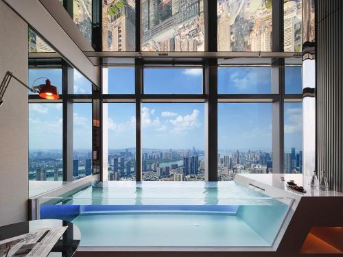 una piscina en un edificio con un gran ventanal en ISEYA Panoramic Hotel Changsha Wuyi Square Flagship, en Changsha