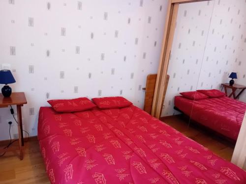 - une chambre avec 2 lits et des draps rouges dans l'établissement Residence L'albizia - Très agréable avec sa belle terrasse hyper centre ! MAE-6594, à Aix-les-Bains