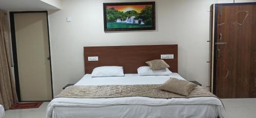 Postel nebo postele na pokoji v ubytování Kuber Residency