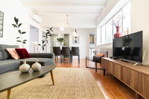 Moderno y Luminoso - Heros