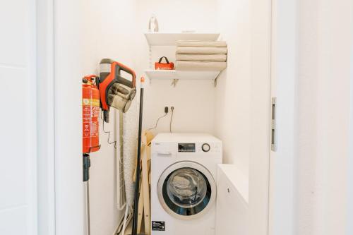 a laundry room with a washer and dryer in it at Küsten Suite Grachten Suite 2 direkte Wasserlage, Terrasse, 76qm, Neubaugebiet in Greetsiel