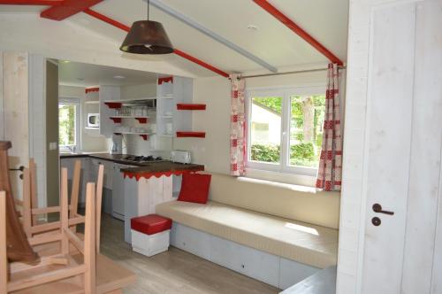 Pokój z ławką w kuchni z oknem w obiekcie camping Le moulin w mieście Patornay