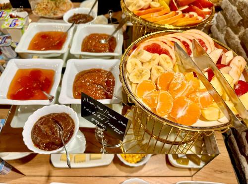 un buffet di diversi tipi di cibo su un tavolo di Hotel Wine Time Tbilisi a Tbilisi City