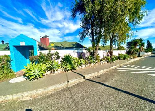 a street with a blue building on the side of the road at Executive Accommodation Bellville 2 in Cape Town