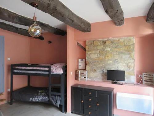 - une chambre avec des lits superposés et un bureau avec un ordinateur dans l'établissement Studio dans maison de village au calme, à Dio-et-Valquières