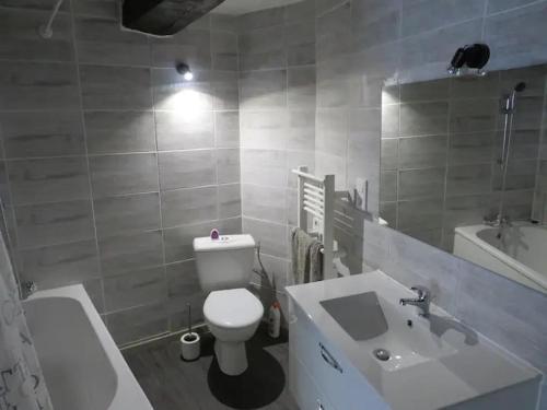 une salle de bain avec des toilettes blanches et un lavabo dans l'établissement Studio dans maison de village au calme, à Dio-et-Valquières