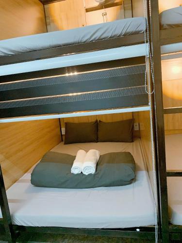 a bunk bed with two towels on top of it at Khách Sạn Tiến Loan in Hòa Bình