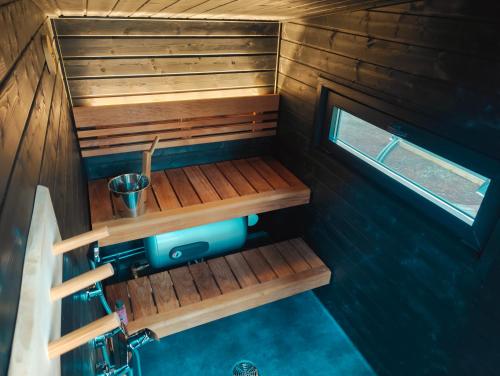 アカスロンポロにあるLapland Riverside Cabin 4 HILLA , Ylläs, Tiny Home with Sauna, Fireplace, Terrace, BBQ, Wifi, Ski, Fishing, Pets OKの洗面台付きのバスルームのオーバーヘッドビュー