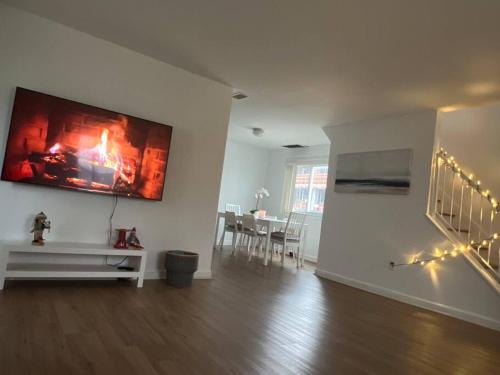 un soggiorno con camino sul muro di Beach House 2Car parking Beach Subway City JFK USB a Edgemere