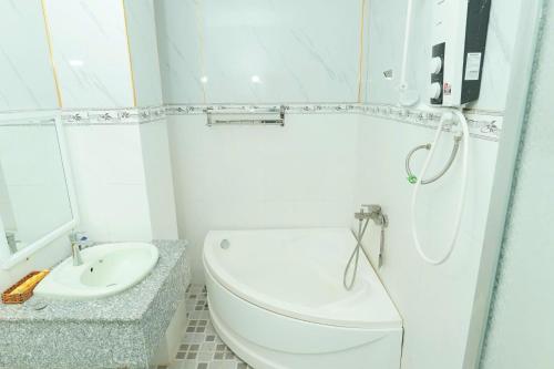 un baño con inodoro y lavabo en Thanh Nhàn 1 Hotel Cà Mau - by BAYLUXURY, en Xóm Lơn
