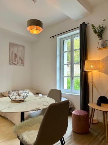 un salon avec une table et une fenêtre dans l'établissement Ô Berges Garonne, à Toulouse