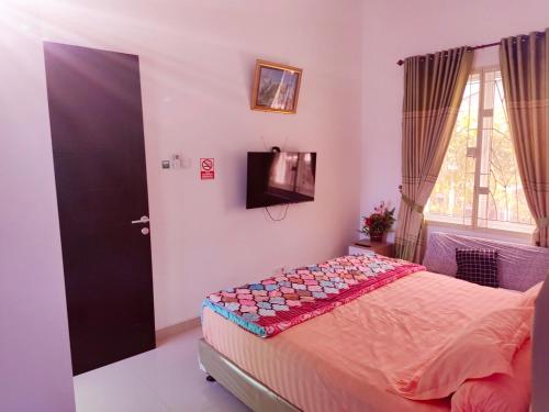 Кровать или кровати в номере Sweet House Homestay Near Mall Pekanbaru Sudirman