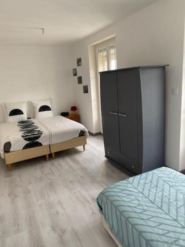 - une chambre avec deux lits et une grande commode dans l'établissement appartement vue exceptionnelle 2pers, à Ault