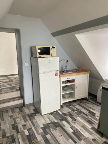 Cette chambre comprend un réfrigérateur et un four micro-ondes. dans l'établissement appartement vue exceptionnelle 2pers, à Ault