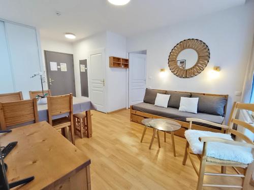 un salon avec un canapé et une table dans l'établissement L'Eterlou, T3, centre Luchon, wifi, casier à skis, ascenseur, 6 personnes, à Luchon
