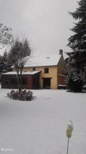 a house with a parking meter in the snow at Les Ruisseaux in Gedinne