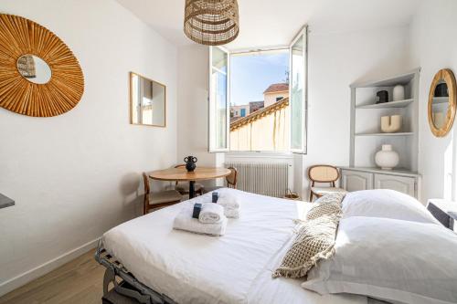 une chambre blanche avec un lit et une fenêtre dans l'établissement 16 FORV - Apartment for 4 people City center - 300m Palais, à Cannes