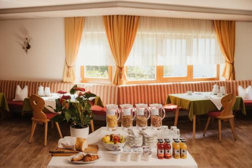 Eten bij of ergens in de buurt van het hotel

