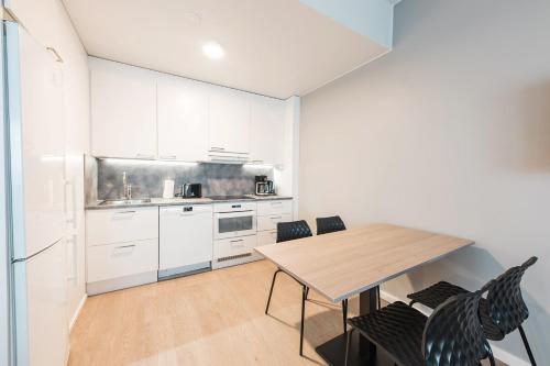 Η κουζίνα ή μικρή κουζίνα στο Forenom Aparthotel Helsinki Pikku Huopalahti
