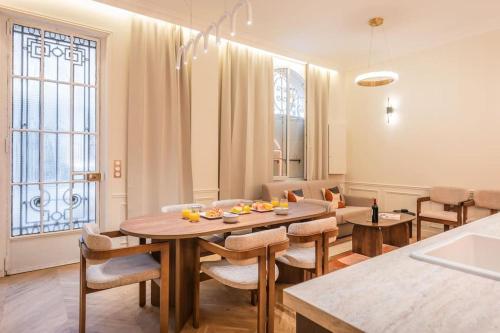 une salle à manger avec une table et quelques chaises dans l'établissement Luxe Rouvet I Netflix I Calme, à Paris