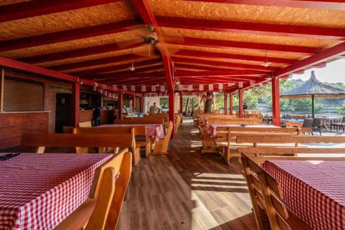 Restaurace v ubytování FM mobile - Oaza mira, Drage