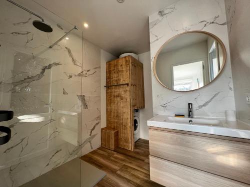 un baño con lavabo y espejo en Villa Jungle house, en Alba-la-Romaine