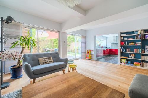 Apt T5 rénové avec bureau jardin et parking en centre ville