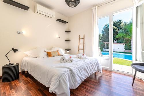 Un pat sau paturi într-o cameră la Sòle - Peri - Maison climatisée avec piscine