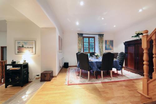une salle à manger avec une table et des chaises bleues dans l'établissement L'Eau Vive - Une oase à 5 minutes de Gérardmer, à Gérardmer