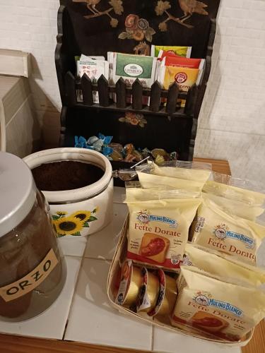 a counter with some food and a container of food at Appartamento monolocale con giardino, Siena 15 min in Rosia