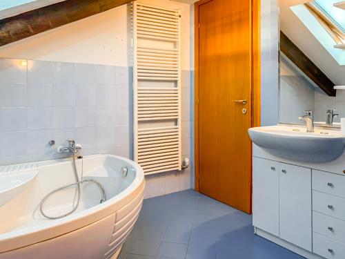 un baño con bañera y lavabo en Molino Passion 90 Style, en Turín