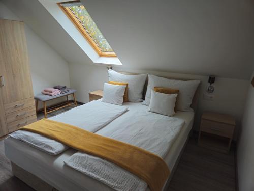 Voodi või voodid majutusasutuse Éva Apartman toas