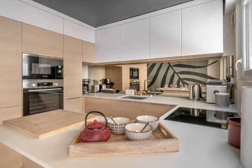 - une cuisine avec un plateau en bois et des paniers dans l'établissement 200m de la plage - Grande maison pour 6 adultes et 2 enfants, à La Baule-les-Pins