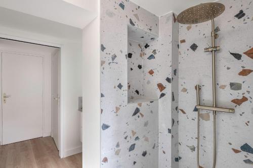 La salle de bains est pourvue d'une douche et d'un mur en pierre. dans l'établissement 200m de la plage - Grande maison pour 6 adultes et 2 enfants, à La Baule-les-Pins