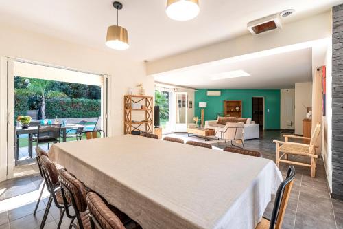 un grand salon avec une table et des chaises dans l'établissement Sòle - Peri - Maison climatisée avec piscine, à Peri