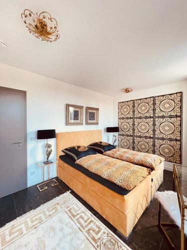 a bedroom with a large bed in a room at Penthouse Traum - Blick über Arnstadt in Arnstadt