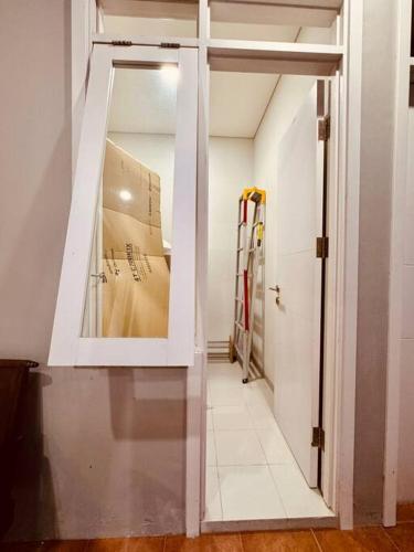 Ένα μπάνιο στο Cozy 2BR Bintaro Townhouse with Netflix
