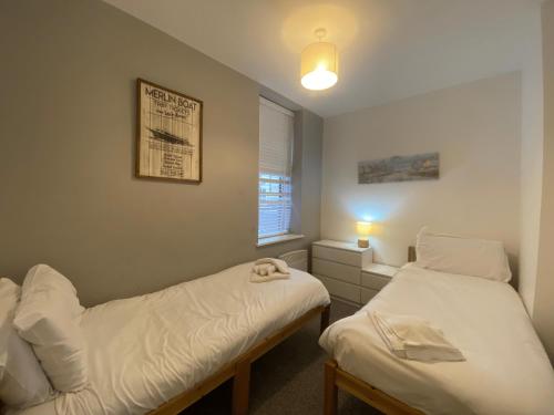 une chambre avec deux lits et une fenêtre avec une lampe dans l'établissement Enjoy Blackpool, à Blackpool